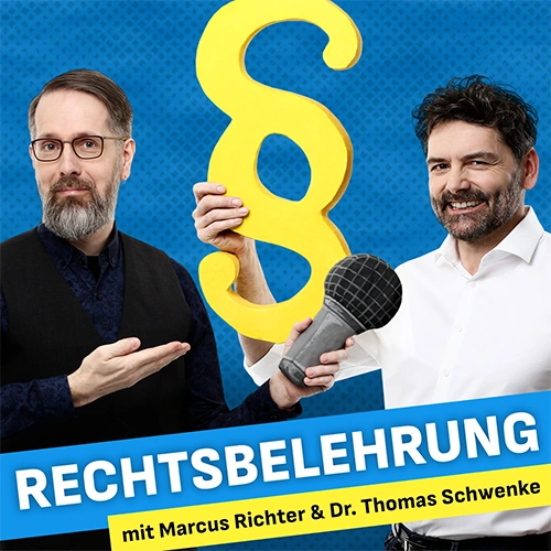 Zwei Männer halten ein übergroßes gelbes Paragraphenzeichen und ein Mikrofon. Darunter ein blauer Balken mit weißem Schriftzug Rechtsbelehrung. Darunter ein gelbes Band mit schwarzer Schrift mit Marcus Richter & Dr. Thomas Schwenke. Hintergrund in Blau mit Punkten.
