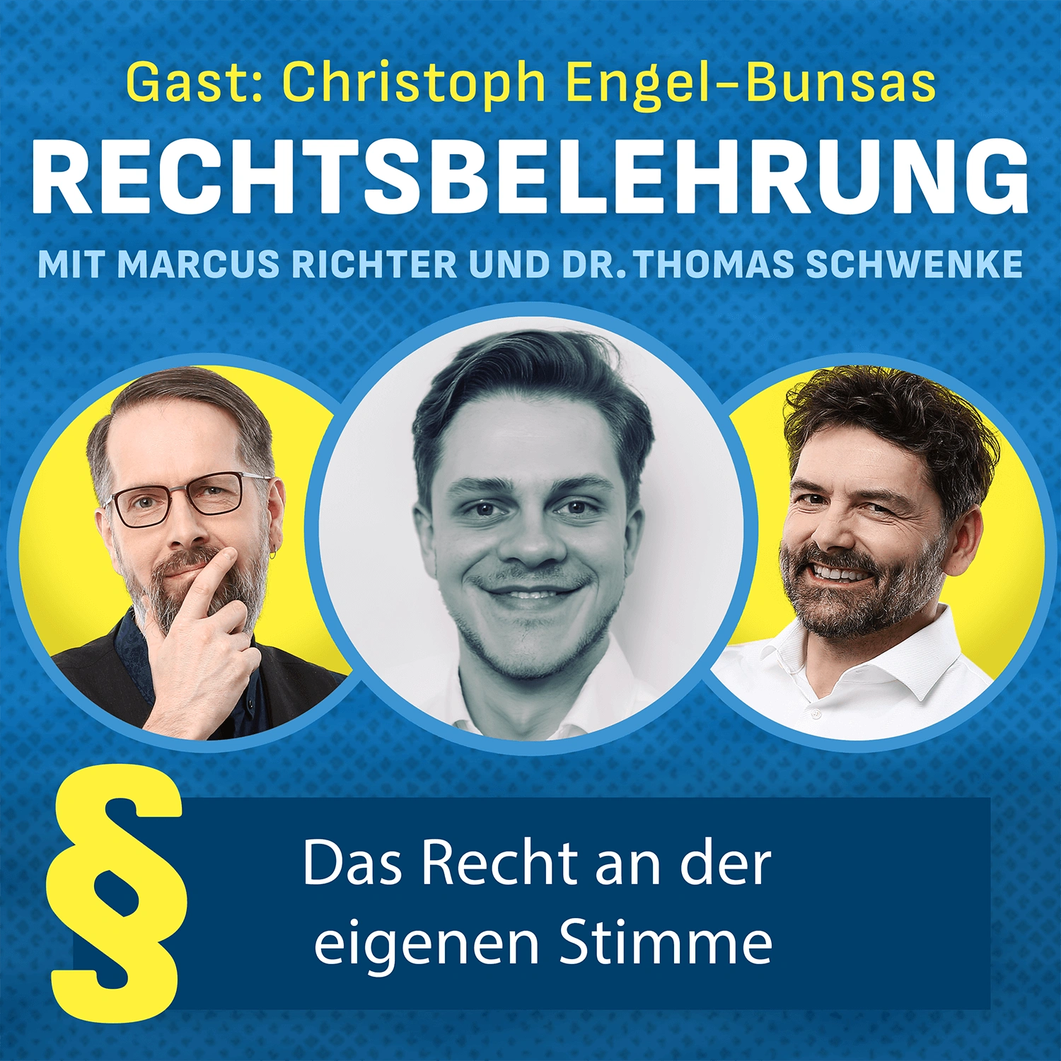Podcast-Cover der Sendung RECHTSBELEHRUNG mit blauem Hintergrund. Titel in weißen Großbuchstaben. Als Gast wird Christoph Engel-Bunsas in gelber Schrift genannt. Moderatoren sind Marcus Richter und Dr. Thomas Schwenke, deren Porträtfotos zusammen mit dem des Gastes in kreisförmigen Rahmen dargestellt sind. Unten steht die Episodenbeschreibung: Das Recht an der eigenen Stimme. Ein Paragraphenzeichen in Gelb ist am unteren Rand abgebildet.