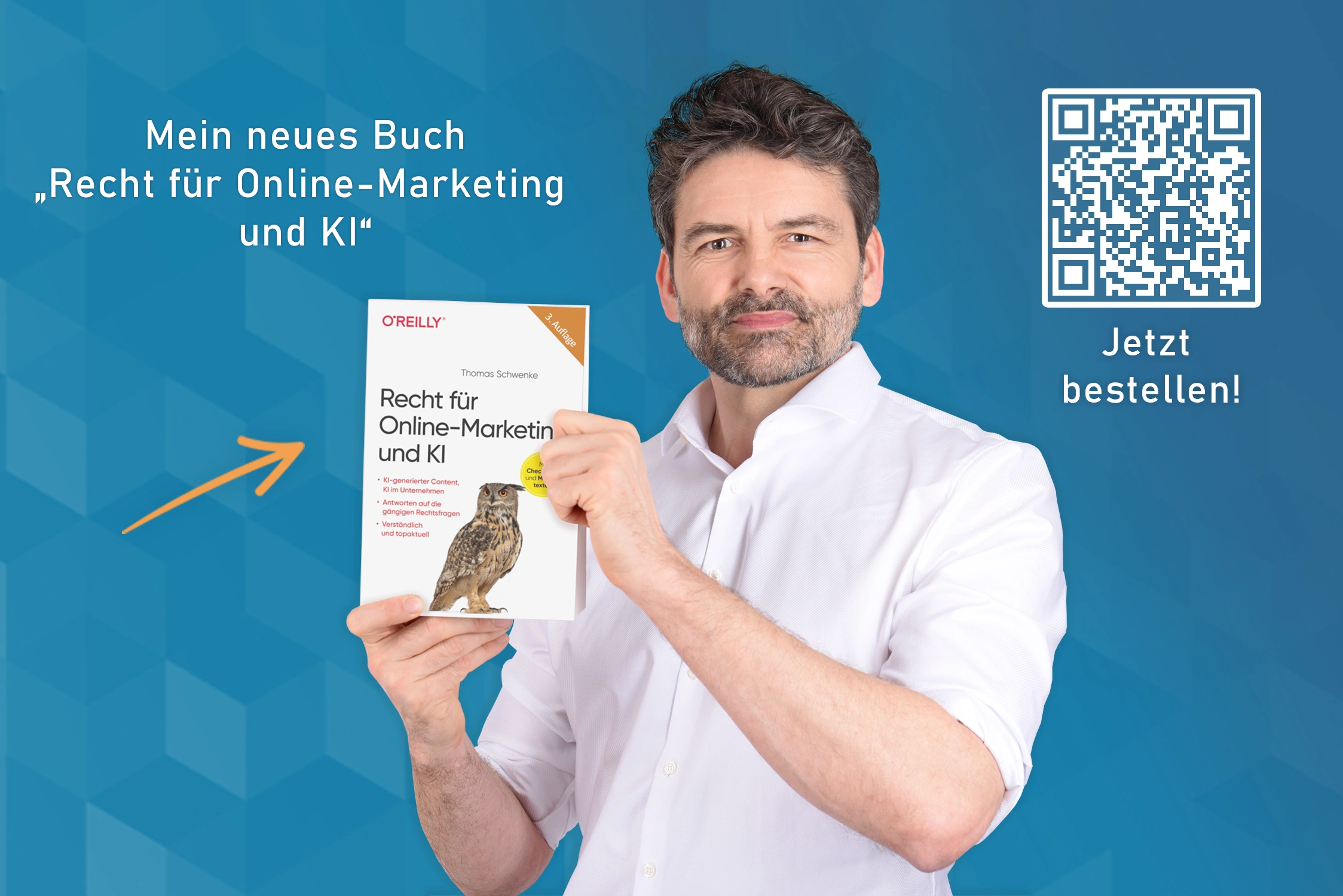 Buchvorstellung vor blauem Hintergrund mit Autor in weißem Hemd, der das Buch "Recht für Online-Marketing und KI" vom O'Reilly Verlag präsentiert. Auf dem Cover ist eine Eule abgebildet. Text im Bild: "Mein neues Buch 'Recht für Online-Marketing und KI'" und "Jetzt bestellen!" mit einem QR-Code zum Scannen. Ein oranger Pfeil zeigt auf das Buch.