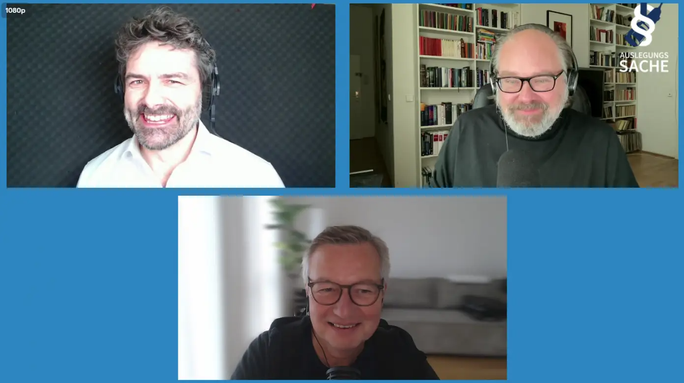 Drei Personen sprechen in einer Online-Videokonferenz. In der oberen rechten Ecke befindet sich das Logo mit Schriftzug Auslegungssache. Im Hintergrund der oberen rechten Perspektive ist ein gut gefülltes Bücherregal zu sehen.